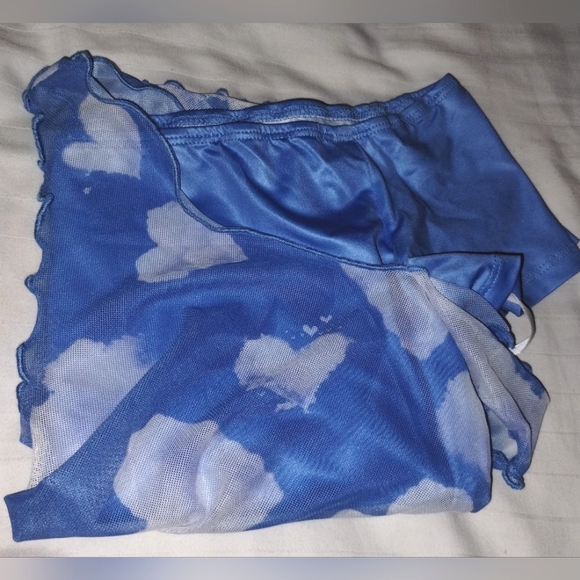(Price Is Firm) Shein Cloud print top - Picture 5 of 6